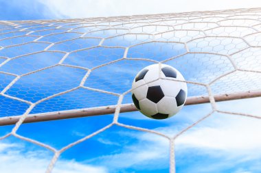 Futbol topu gol ağında.