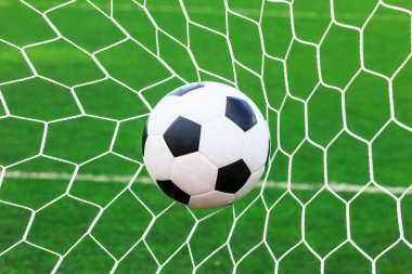 Futbol topu gol ağında.