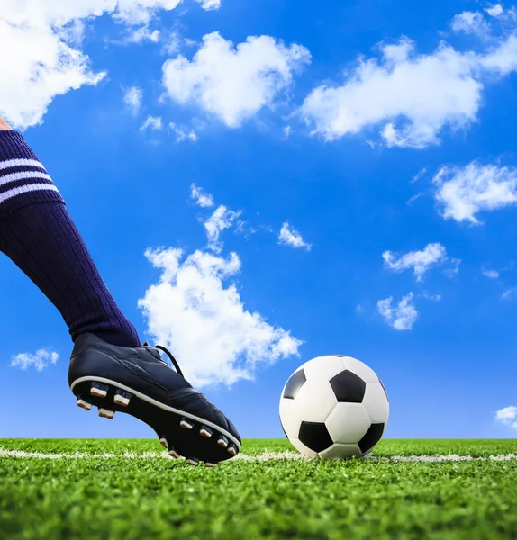 Foten skytte fotboll — Stockfoto