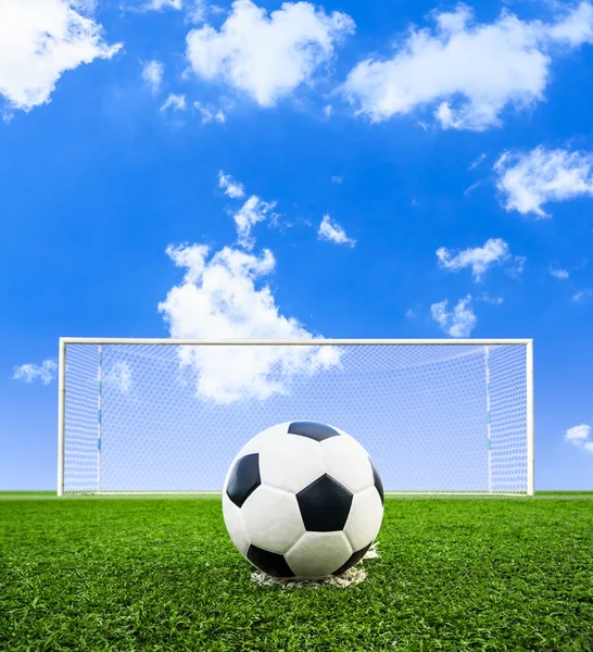 Soccer ball on green grass field — Stock Photo, Image