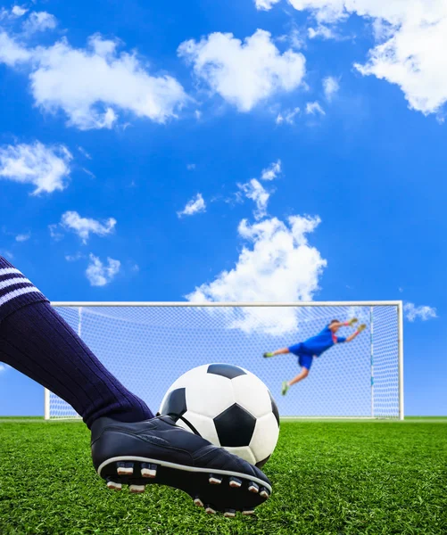 Foten skytte fotboll till mål, straff — Stockfoto