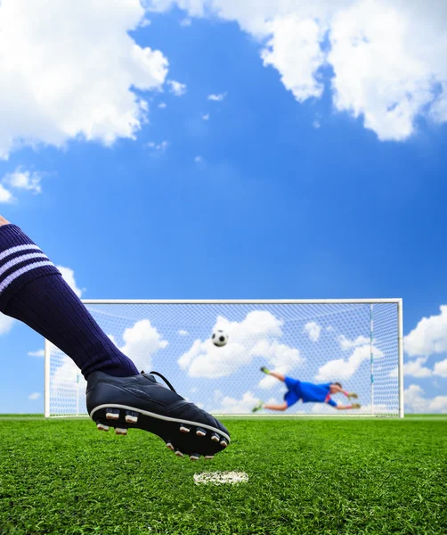 Pie tiro pelota de fútbol a gol, penalización — Foto de Stock