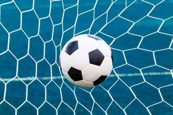 Pallone da calcio in rete porta — Foto Stock