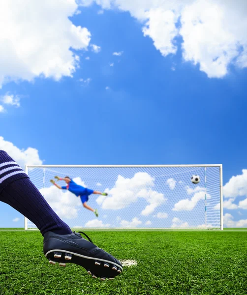 Voet schieten voetbal naar doel, boete — Stockfoto