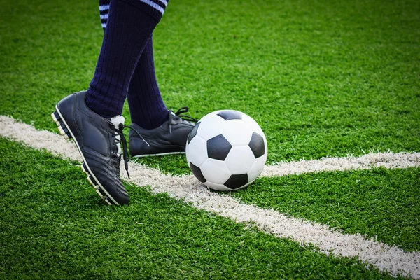 Pé chutando bola de futebol no canto — Fotografia de Stock