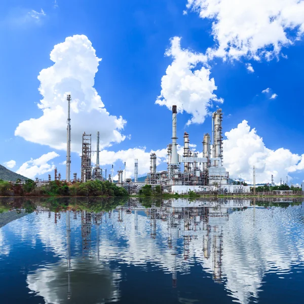 Planta de refinaria de petróleo ao longo do rio com reflexão — Fotografia de Stock