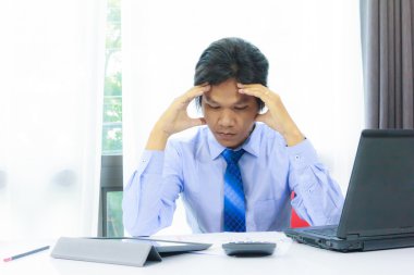 ciddi iş adamı iş üstünde oturuyor