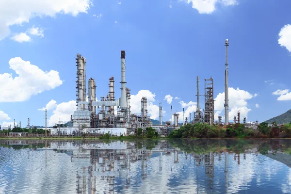 Planta de refinaria de petróleo ao longo do rio com reflexão — Fotografia de Stock