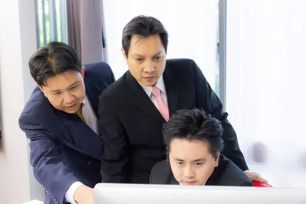 Hombre de negocios que trabaja con computadora de escritorio — Foto de Stock