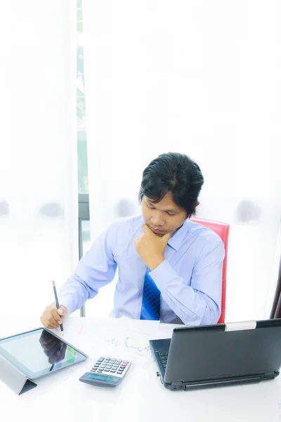 Homme d'affaires travaillant avec ordinateur portable et graphique financier — Photo