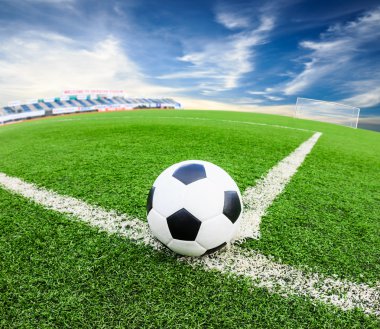 Yeşil çimlerde futbol topu