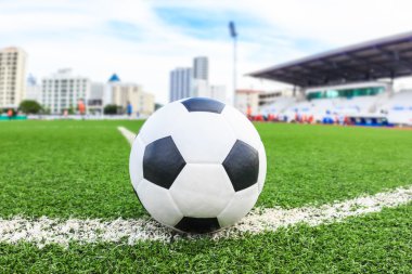 Yeşil çimlerde futbol topu