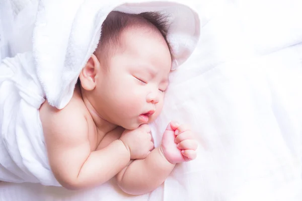 Sovande baby — Stockfoto