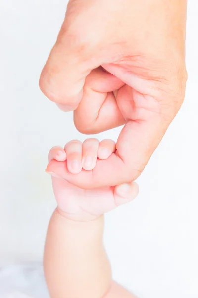 Mano del bebé sosteniendo dedo adulto — Foto de Stock