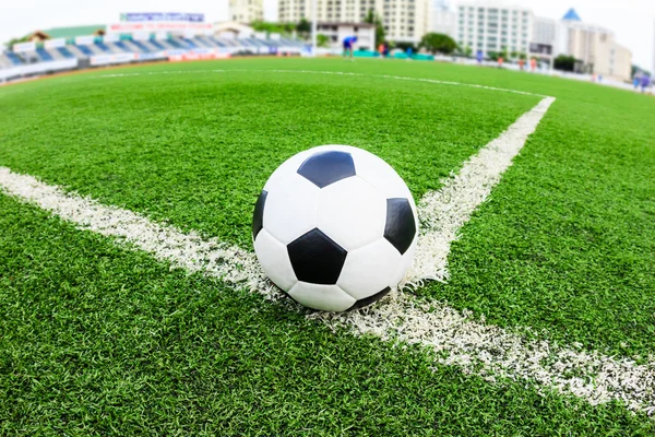 Bola de futebol no campo de grama verde — Fotografia de Stock