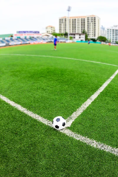 Bola de futebol no campo de grama verde — Fotografia de Stock