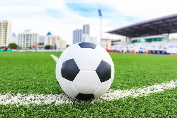 Fotboll på grön gräsplan — Stockfoto