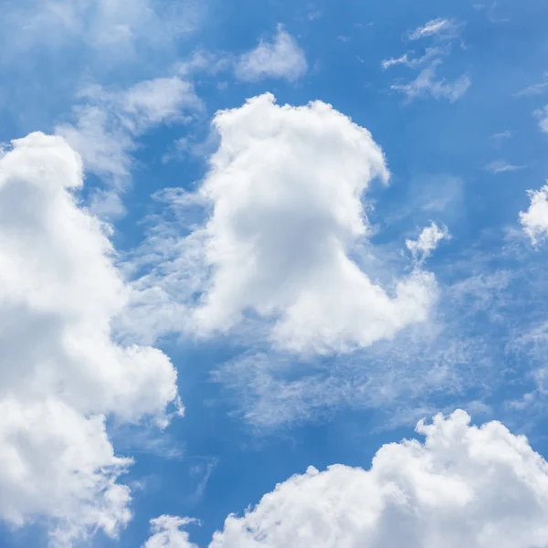 Blauwe hemel met wolken, natuurlijke hemel voor achtergrond — Stockfoto