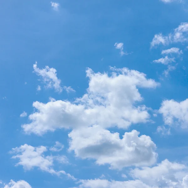 Wolken en blauwe lucht — Stockfoto