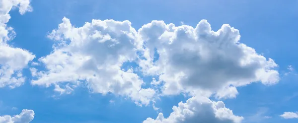 Nuvola e cielo blu — Foto Stock