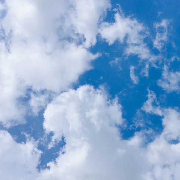 Nube y cielo azul — Foto de Stock