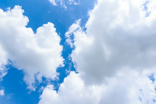 Wolken en blauwe lucht — Stockfoto