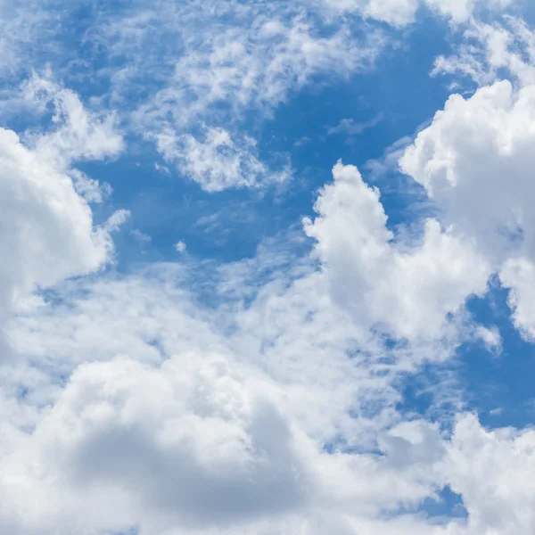 Blauer Himmel mit Wolken, natürlicher Himmel als Hintergrund — Stockfoto