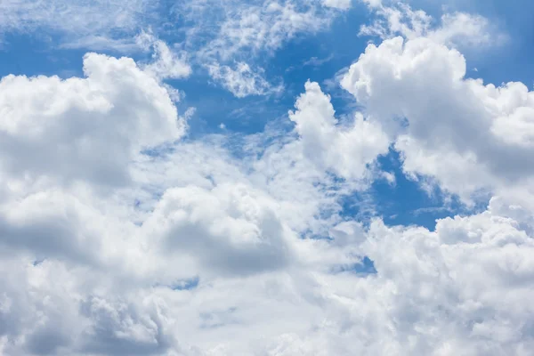 Blauer Himmel mit Wolken, natürlicher Himmel als Hintergrund — Stockfoto