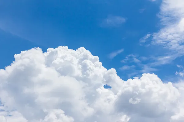 Blue sky with clouds, natural sky for background — стоковое фото