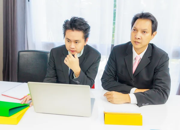 Zakelijke partners bespreking van de bijeenkomst — Stockfoto