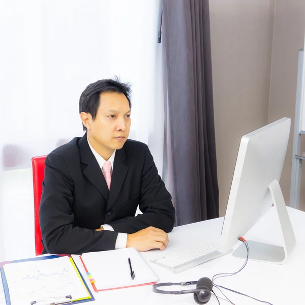 Uomo d'affari che lavora con il computer desktop — Foto Stock