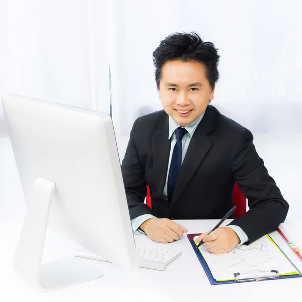 Sonrisa hombre de negocios trabajando con computadora de escritorio —  Fotos de Stock