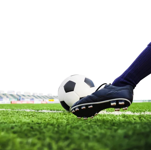 Pé chutar a bola de futebol — Fotografia de Stock