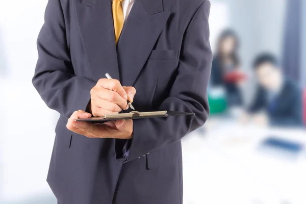 Uomo d'affari che scrive sul taccuino — Foto Stock