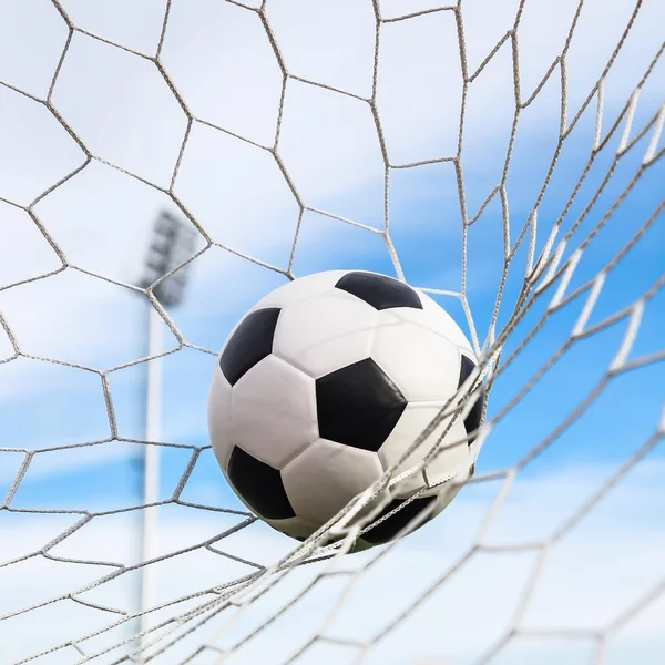 Fotboll i netto målet — Stockfoto