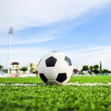 Yeşil çimlerde futbol topu
