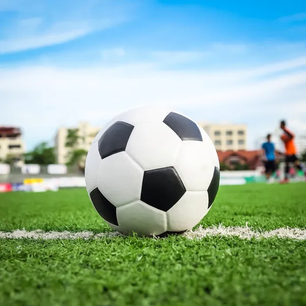 Bola de futebol na grama verde — Fotografia de Stock