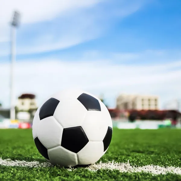 Yeşil çimlerde futbol topu