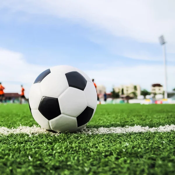 Voetbal op groen gras — Stockfoto