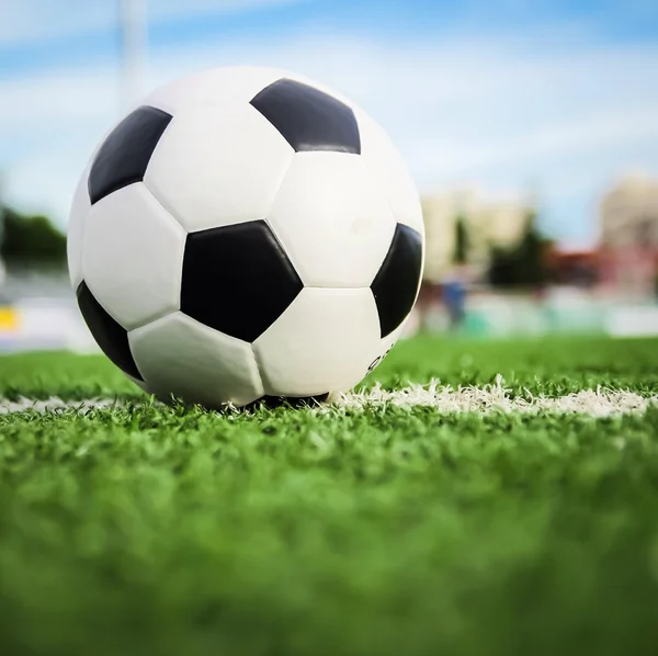 Yeşil çimlerde futbol topu