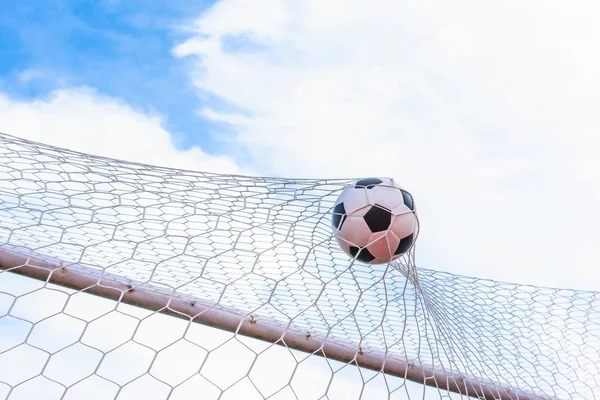 Voetbal in doel netto — Stockfoto