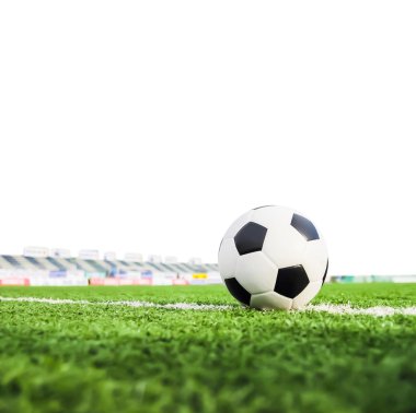 Yeşil çimlerde futbol topu