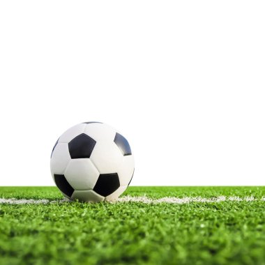 Yeşil çimlerde futbol topu