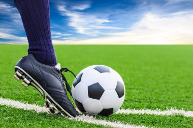 Futbol topu tekmeleme ayak