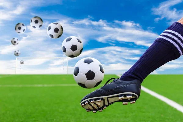 Нога штовхає футбольний м'яч — стокове фото