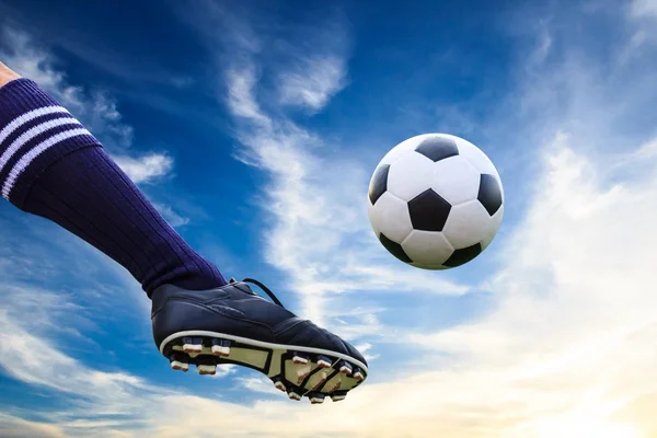 Pé chutando bola de futebol — Fotografia de Stock