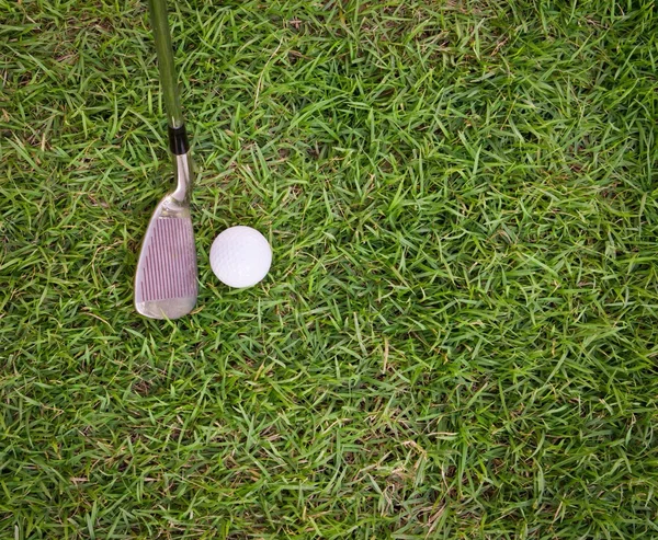 Bola de golfe na grama verde — Fotografia de Stock