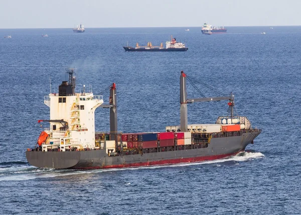 Buque de carga que navega en el mar —  Fotos de Stock