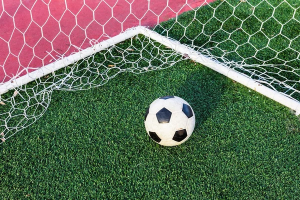 Fotboll i mål — Stockfoto