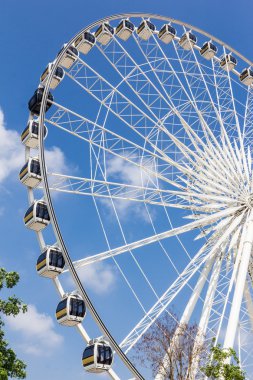 Mavi gökyüzüne karşı dönme dolap